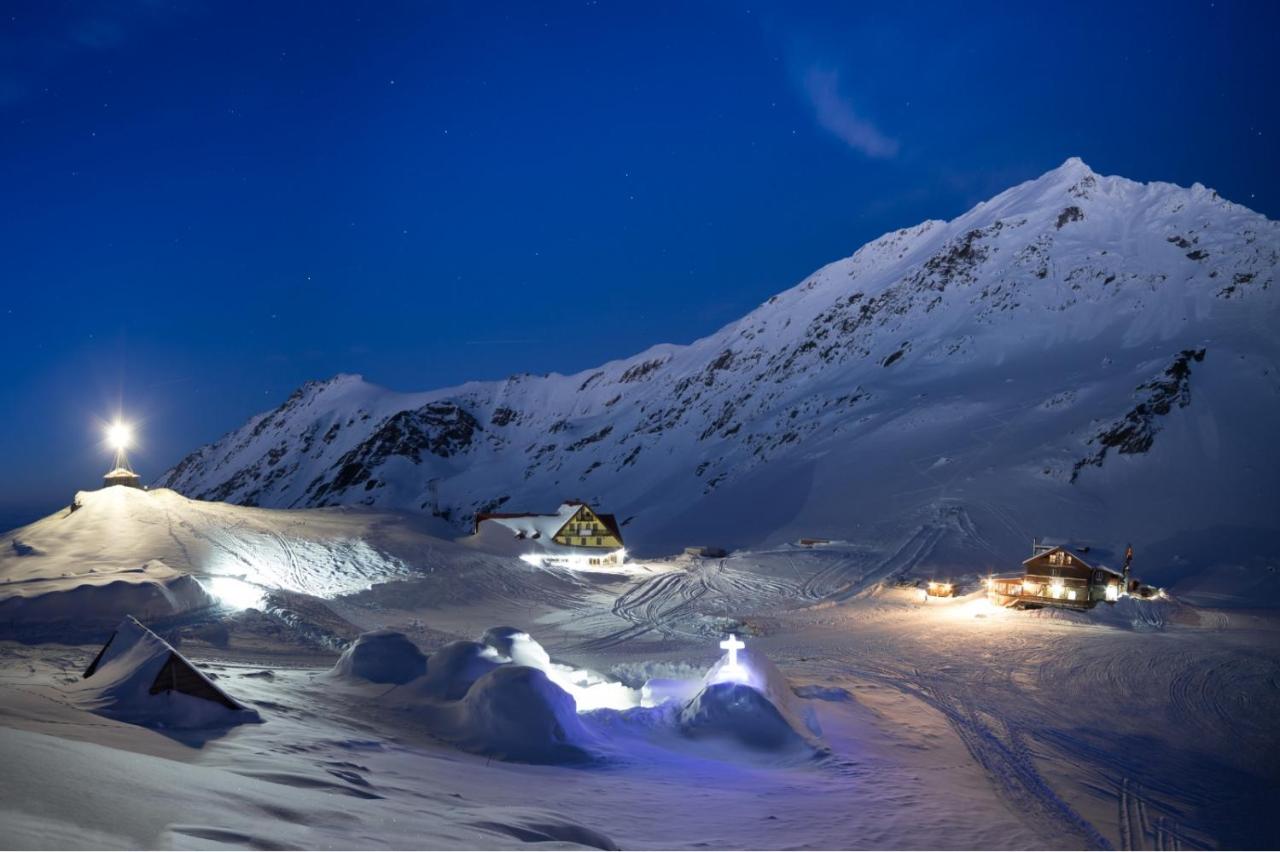 Balea iarna: Biserica si Hotelul de Gheata din Muntii Fagaras